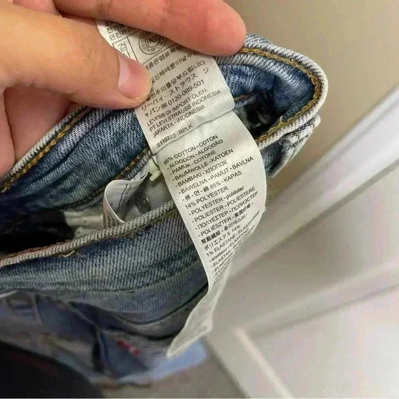 Levi’s Women’s Wedgie Straight Light Wash Distressed Jeans Sz 27 - Picture 10 of 10